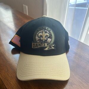 New Era Black/Vegas Gold New Orleans Saints 2022 Salute To Service 39THIRTY FLEX